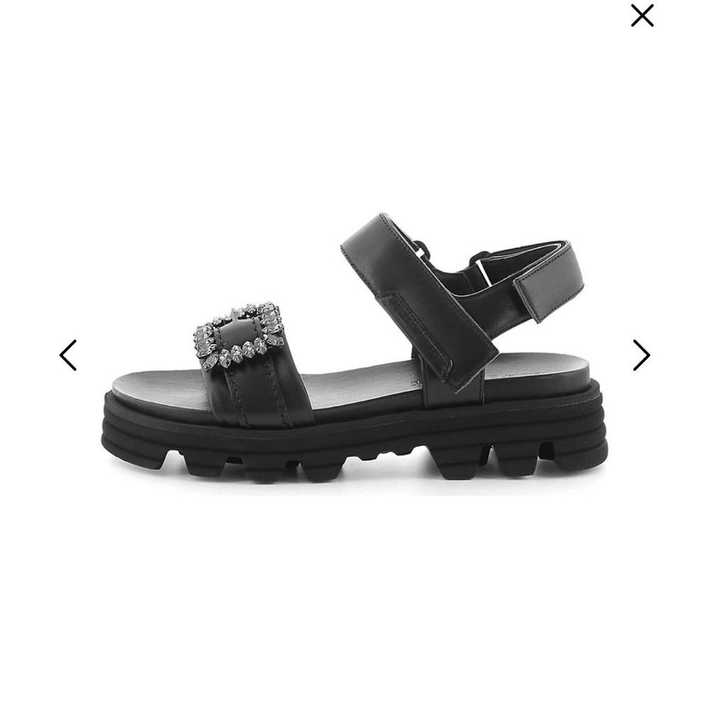 BLACK SANDAL 7 1/2